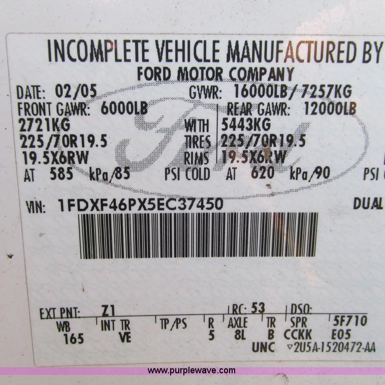 image for item L5346 2005 Ford F450 Super Duty flatbed pickup truck