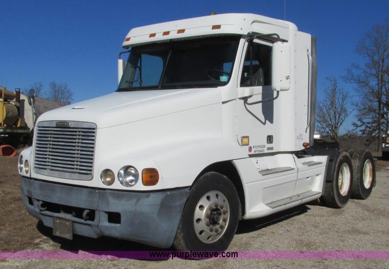 image for item L5348 2000 Freightliner Century Classic semi truck