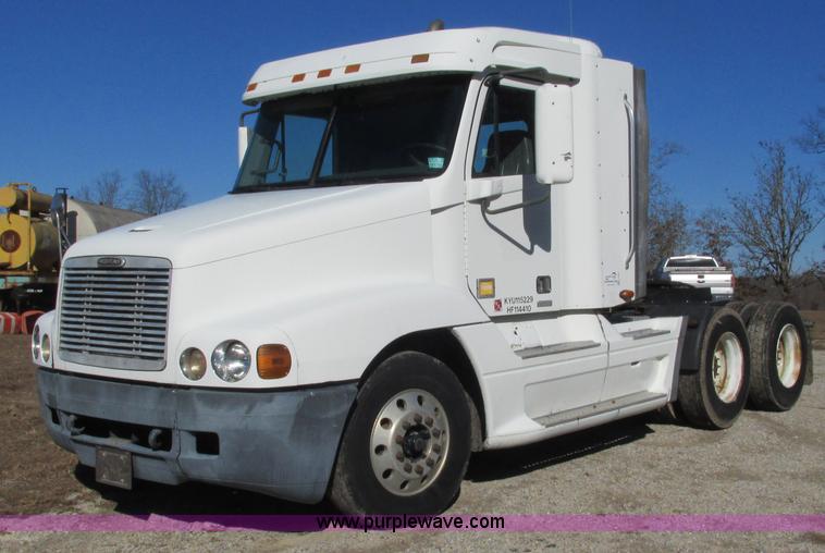 image for item L5348 2000 Freightliner Century Classic semi truck