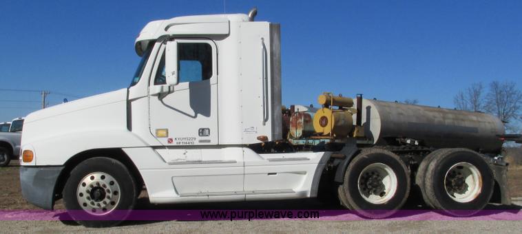 image for item L5348 2000 Freightliner Century Classic semi truck