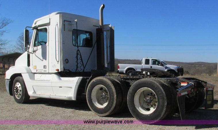 image for item L5348 2000 Freightliner Century Classic semi truck