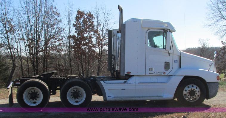 image for item L5348 2000 Freightliner Century Classic semi truck