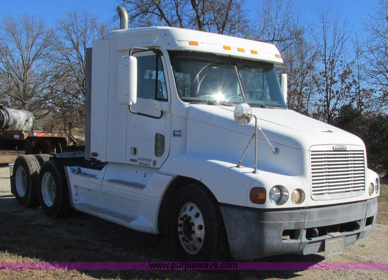 image for item L5348 2000 Freightliner Century Classic semi truck