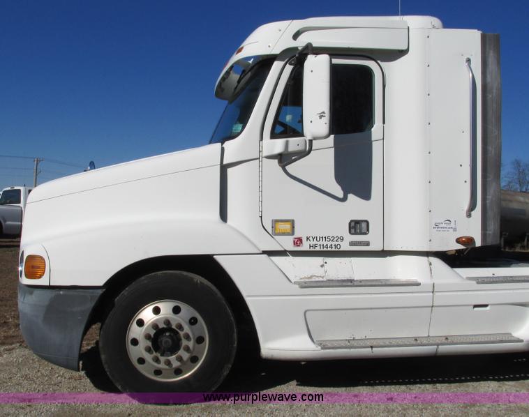 image for item L5348 2000 Freightliner Century Classic semi truck
