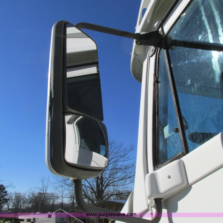 image for item L5348 2000 Freightliner Century Classic semi truck