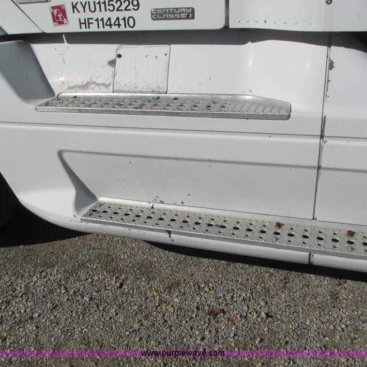 image for item L5348 2000 Freightliner Century Classic semi truck