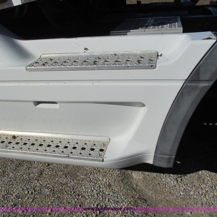 image for item L5348 2000 Freightliner Century Classic semi truck