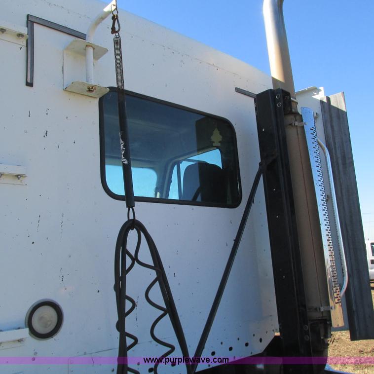 image for item L5348 2000 Freightliner Century Classic semi truck