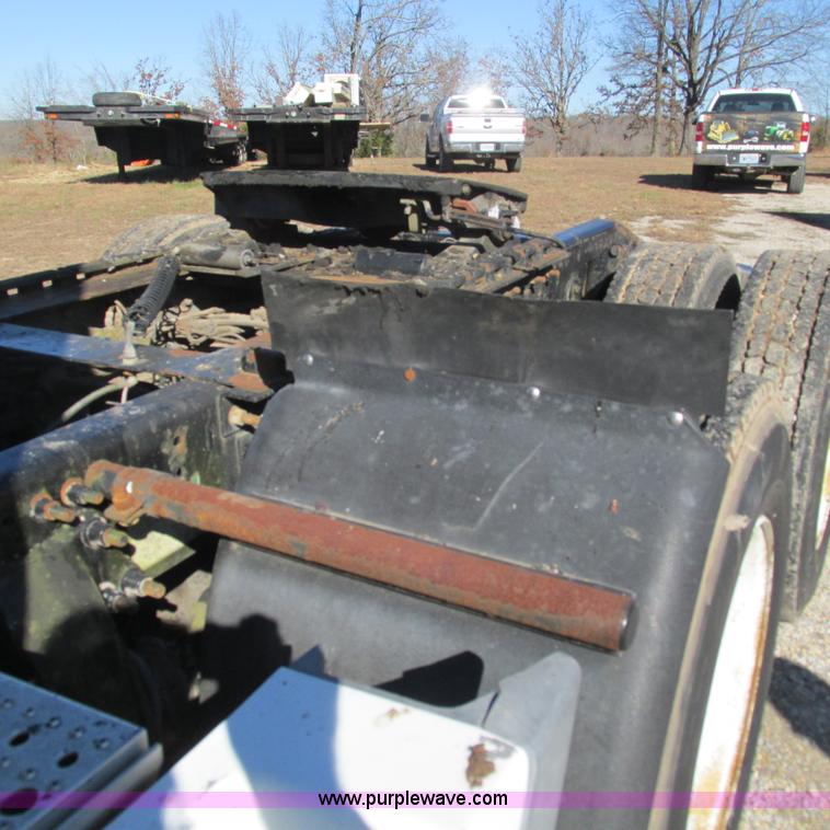 image for item L5348 2000 Freightliner Century Classic semi truck