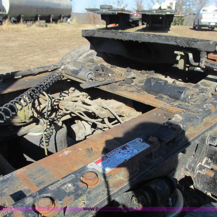 image for item L5348 2000 Freightliner Century Classic semi truck