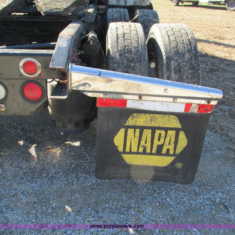 image for item L5348 2000 Freightliner Century Classic semi truck