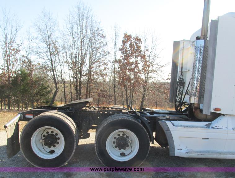 image for item L5348 2000 Freightliner Century Classic semi truck