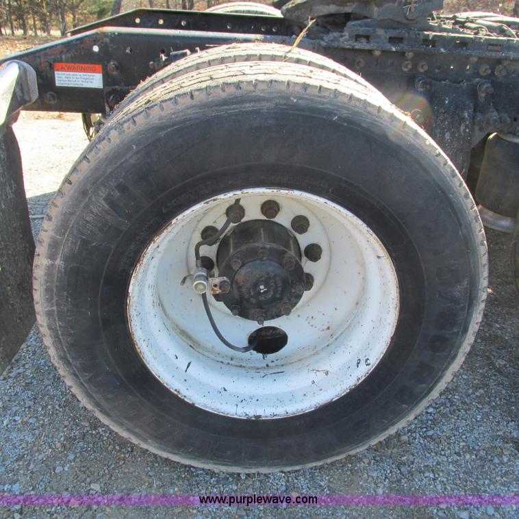 image for item L5348 2000 Freightliner Century Classic semi truck