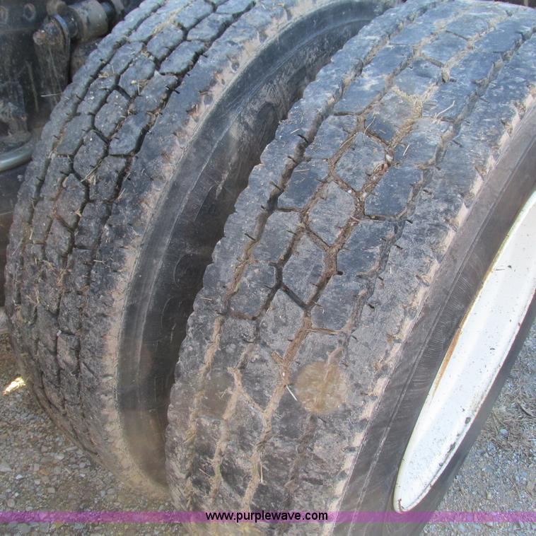 image for item L5348 2000 Freightliner Century Classic semi truck