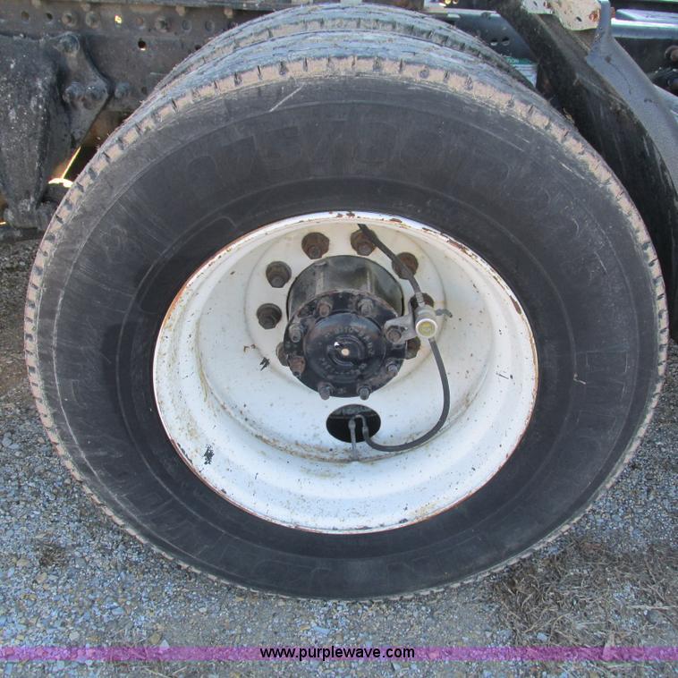 image for item L5348 2000 Freightliner Century Classic semi truck