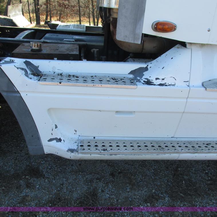 image for item L5348 2000 Freightliner Century Classic semi truck