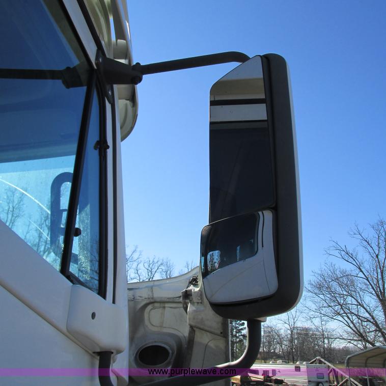 image for item L5348 2000 Freightliner Century Classic semi truck