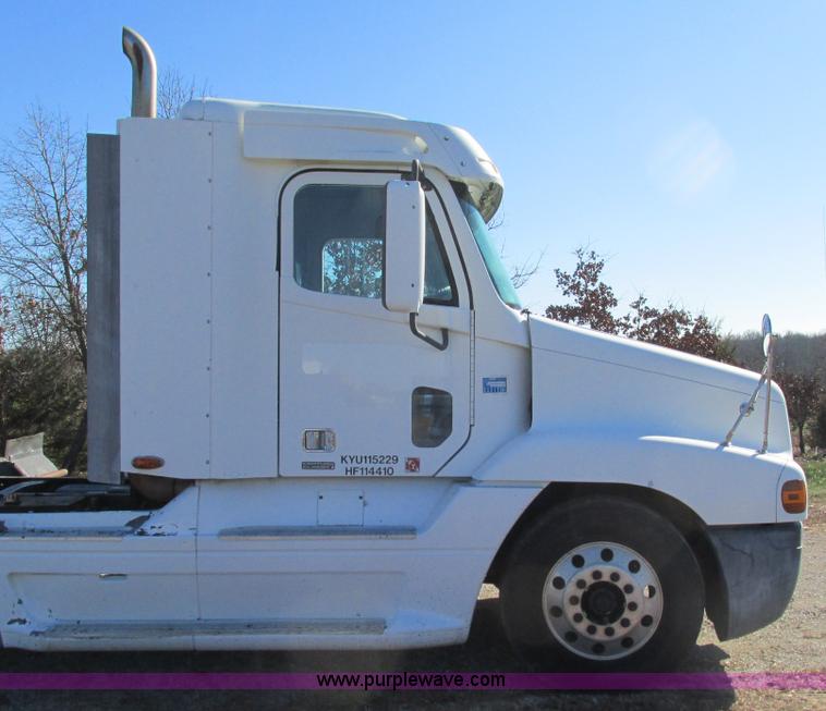 image for item L5348 2000 Freightliner Century Classic semi truck