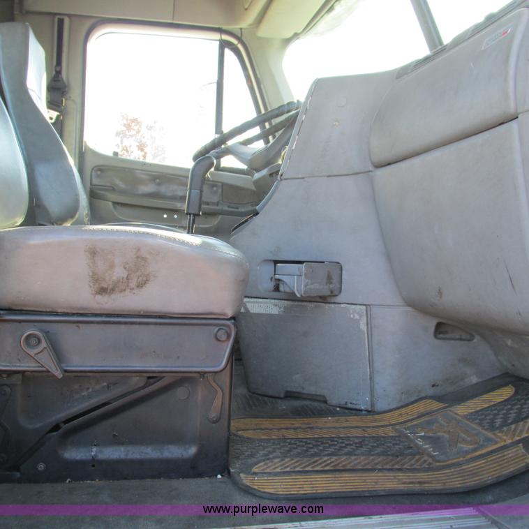 image for item L5348 2000 Freightliner Century Classic semi truck