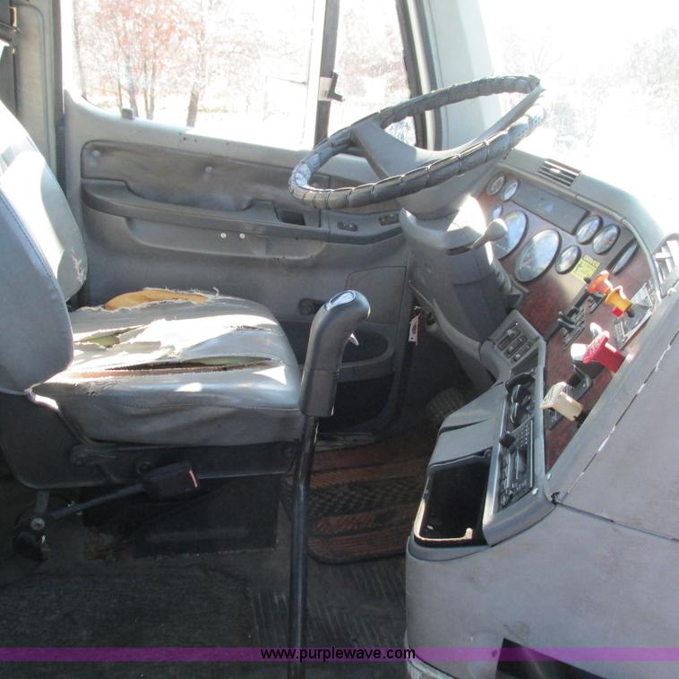 image for item L5348 2000 Freightliner Century Classic semi truck