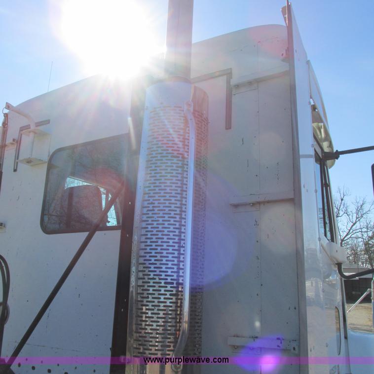 image for item L5348 2000 Freightliner Century Classic semi truck