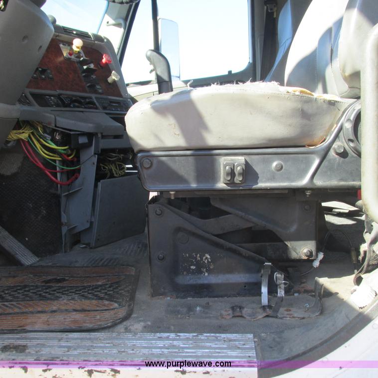 image for item L5348 2000 Freightliner Century Classic semi truck