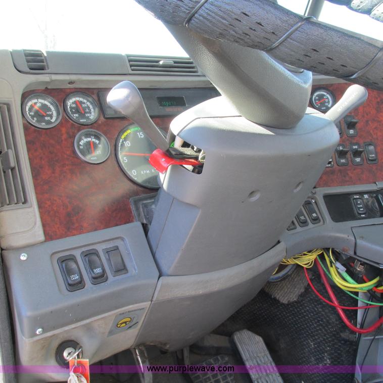 image for item L5348 2000 Freightliner Century Classic semi truck