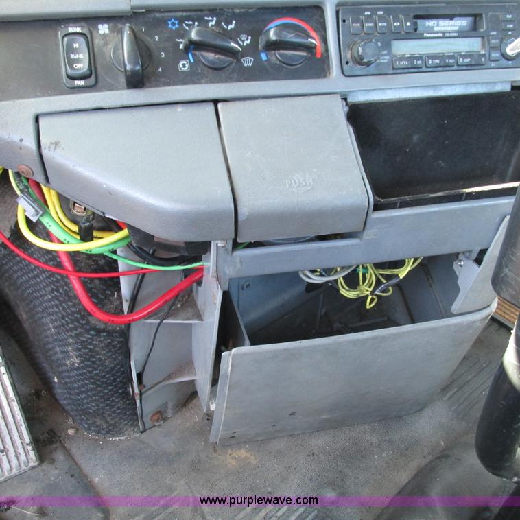 image for item L5348 2000 Freightliner Century Classic semi truck