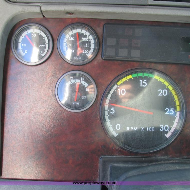 image for item L5348 2000 Freightliner Century Classic semi truck