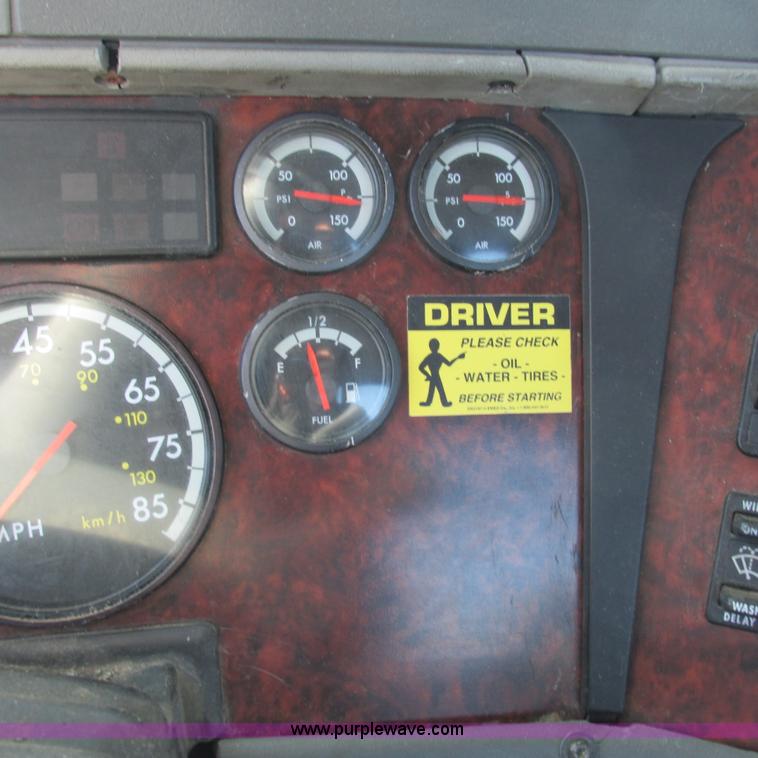 image for item L5348 2000 Freightliner Century Classic semi truck