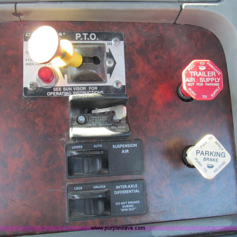 image for item L5348 2000 Freightliner Century Classic semi truck