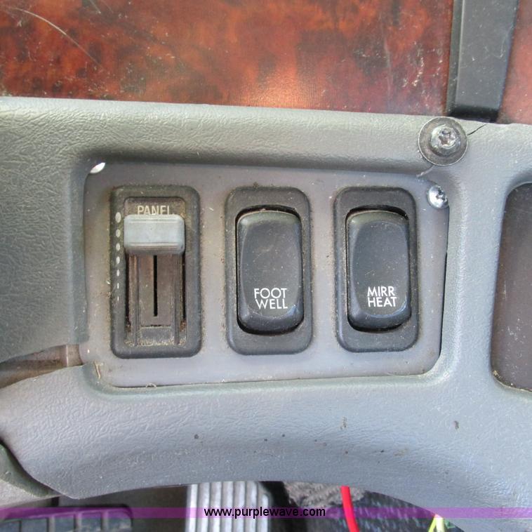 image for item L5348 2000 Freightliner Century Classic semi truck