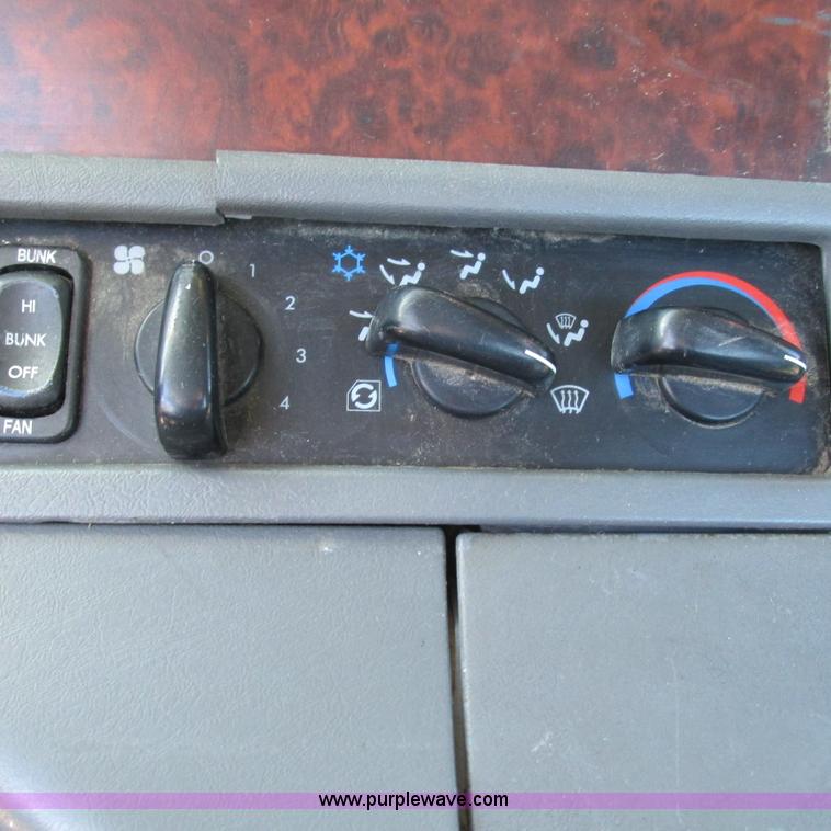 image for item L5348 2000 Freightliner Century Classic semi truck