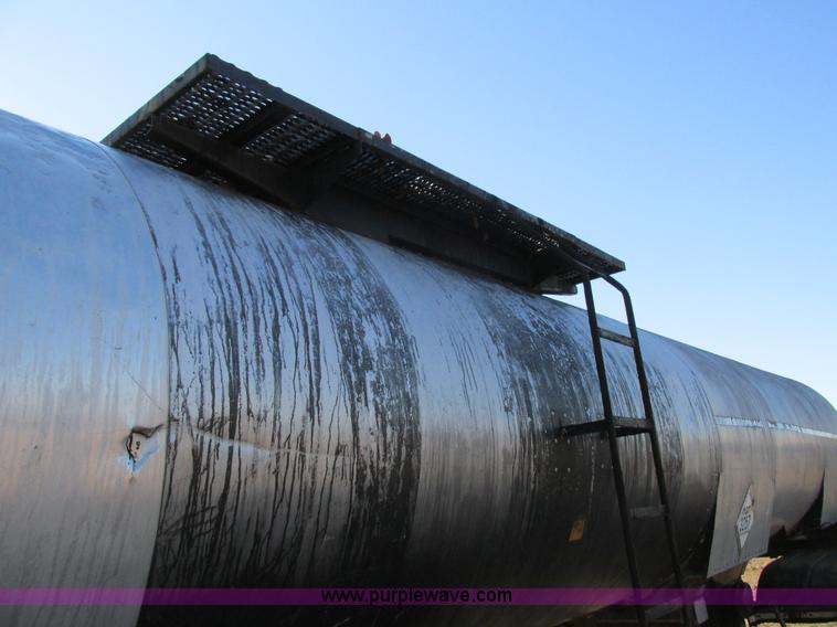 image for item L5351 1981 Fruehauf tank trailer