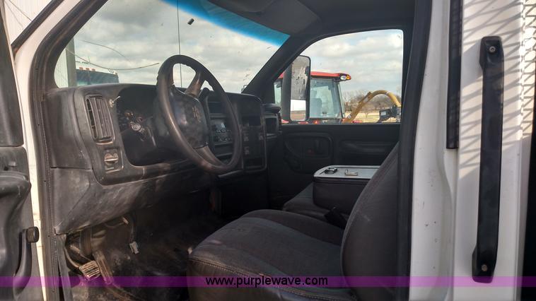 image for item L6056 2004 Chevrolet C4500 flatbed truck