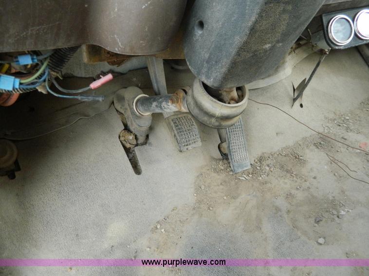 image for item L7288 1977 Ford 800 crane truck