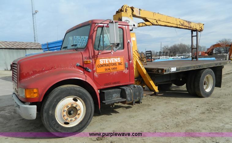image for item L7289 1993 International 4700 crane truck
