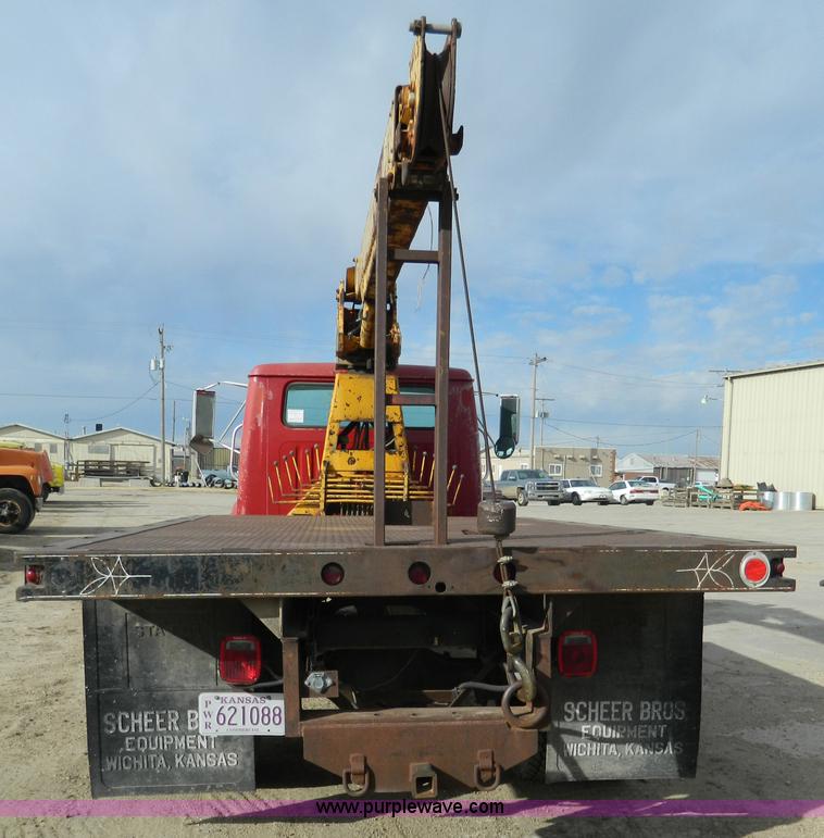 image for item L7289 1993 International 4700 crane truck