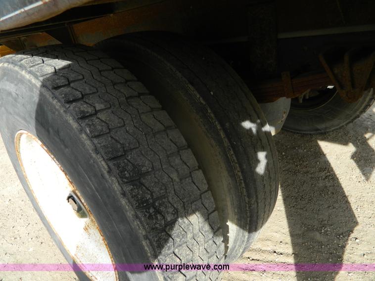 image for item L7289 1993 International 4700 crane truck