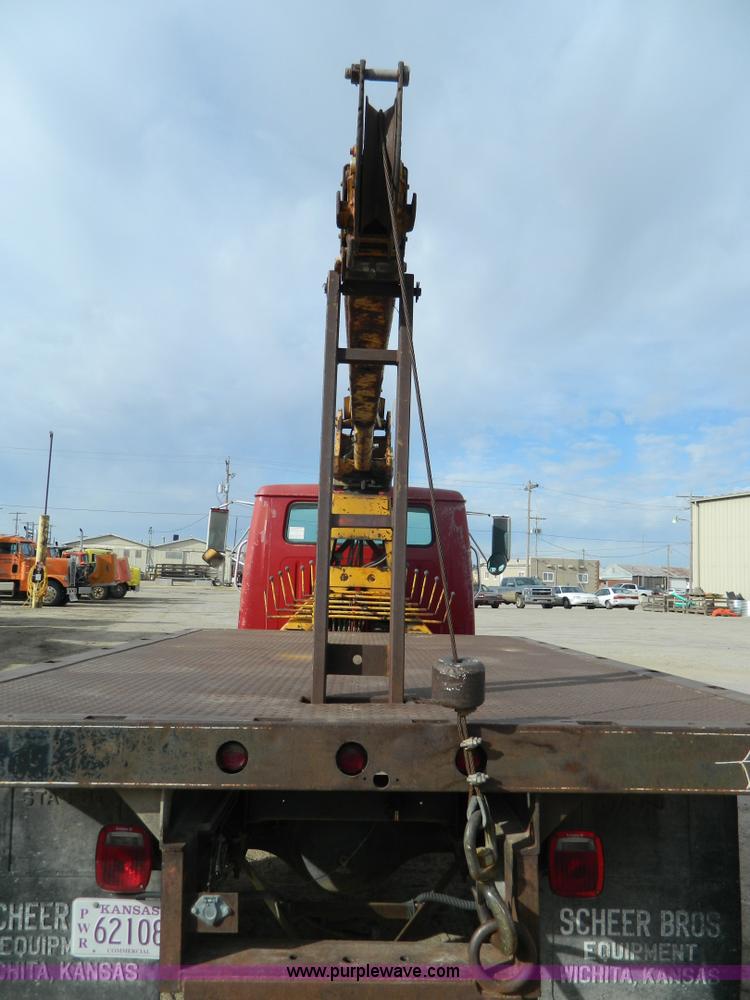 image for item L7289 1993 International 4700 crane truck