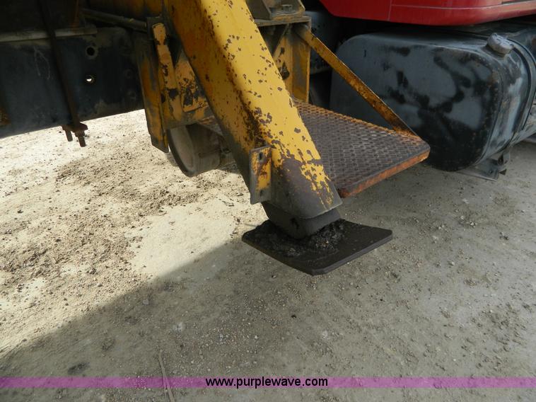 image for item L7289 1993 International 4700 crane truck