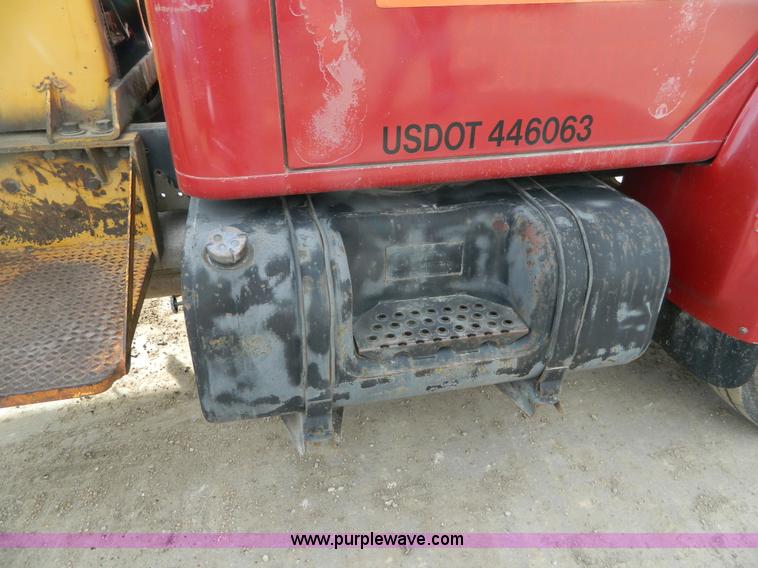 image for item L7289 1993 International 4700 crane truck