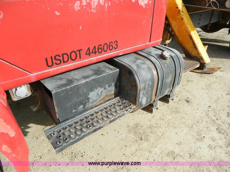 image for item L7289 1993 International 4700 crane truck