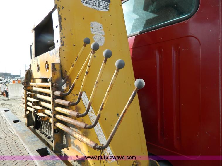 image for item L7289 1993 International 4700 crane truck