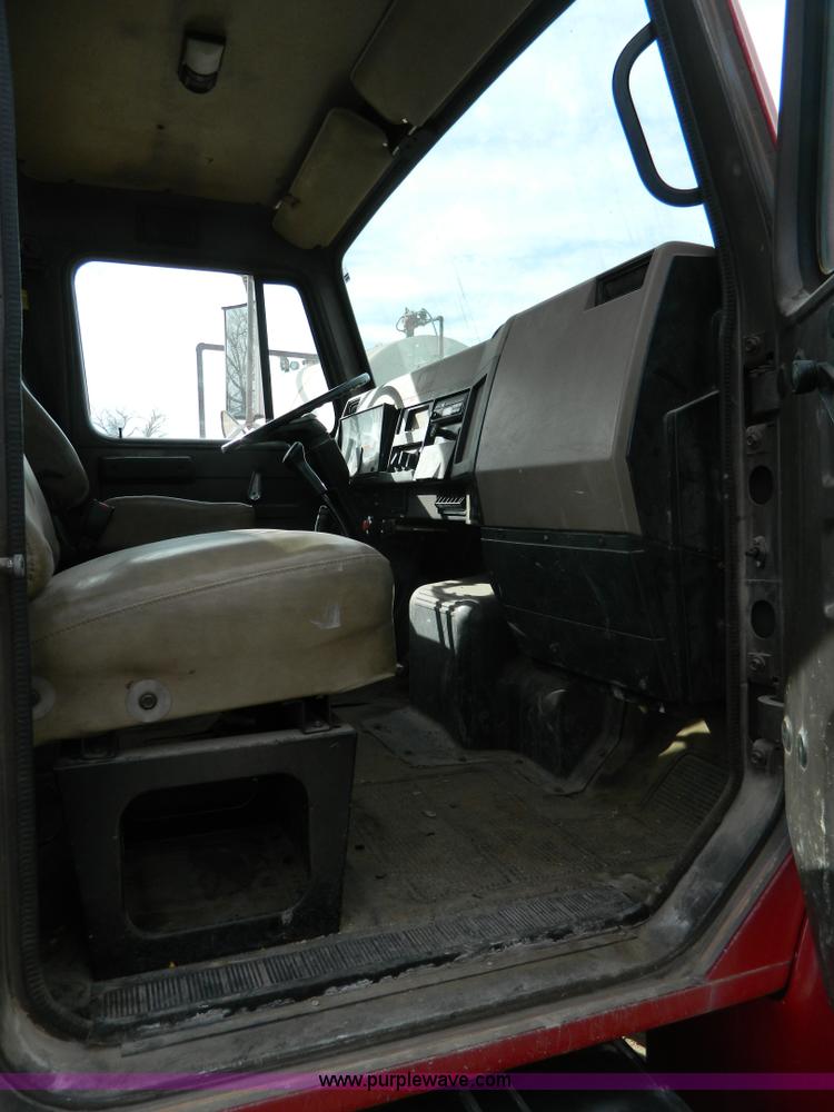 image for item L7289 1993 International 4700 crane truck