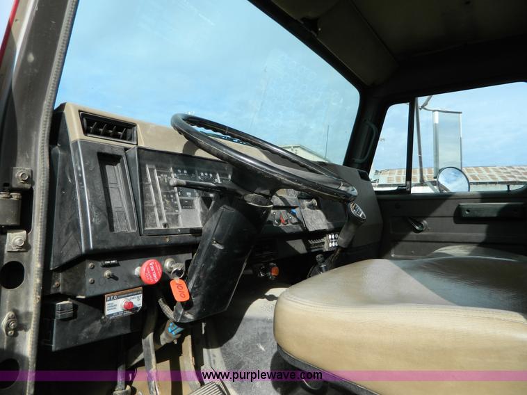 image for item L7289 1993 International 4700 crane truck