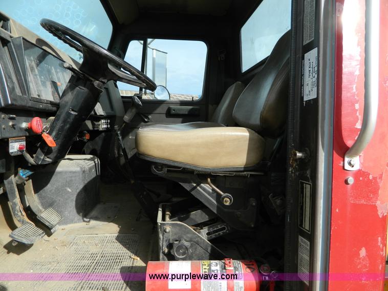 image for item L7289 1993 International 4700 crane truck