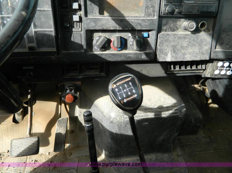 image for item L7289 1993 International 4700 crane truck