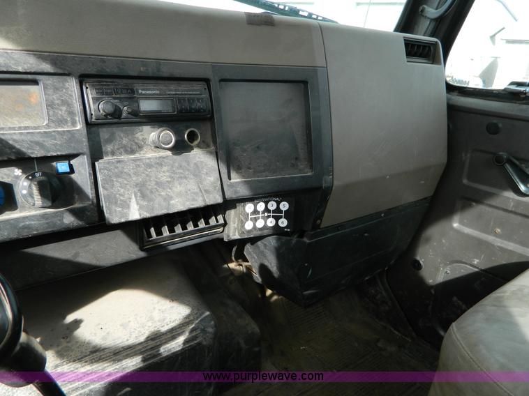 image for item L7289 1993 International 4700 crane truck