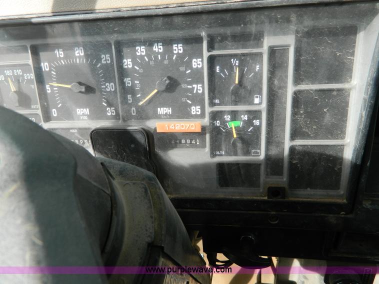 image for item L7289 1993 International 4700 crane truck